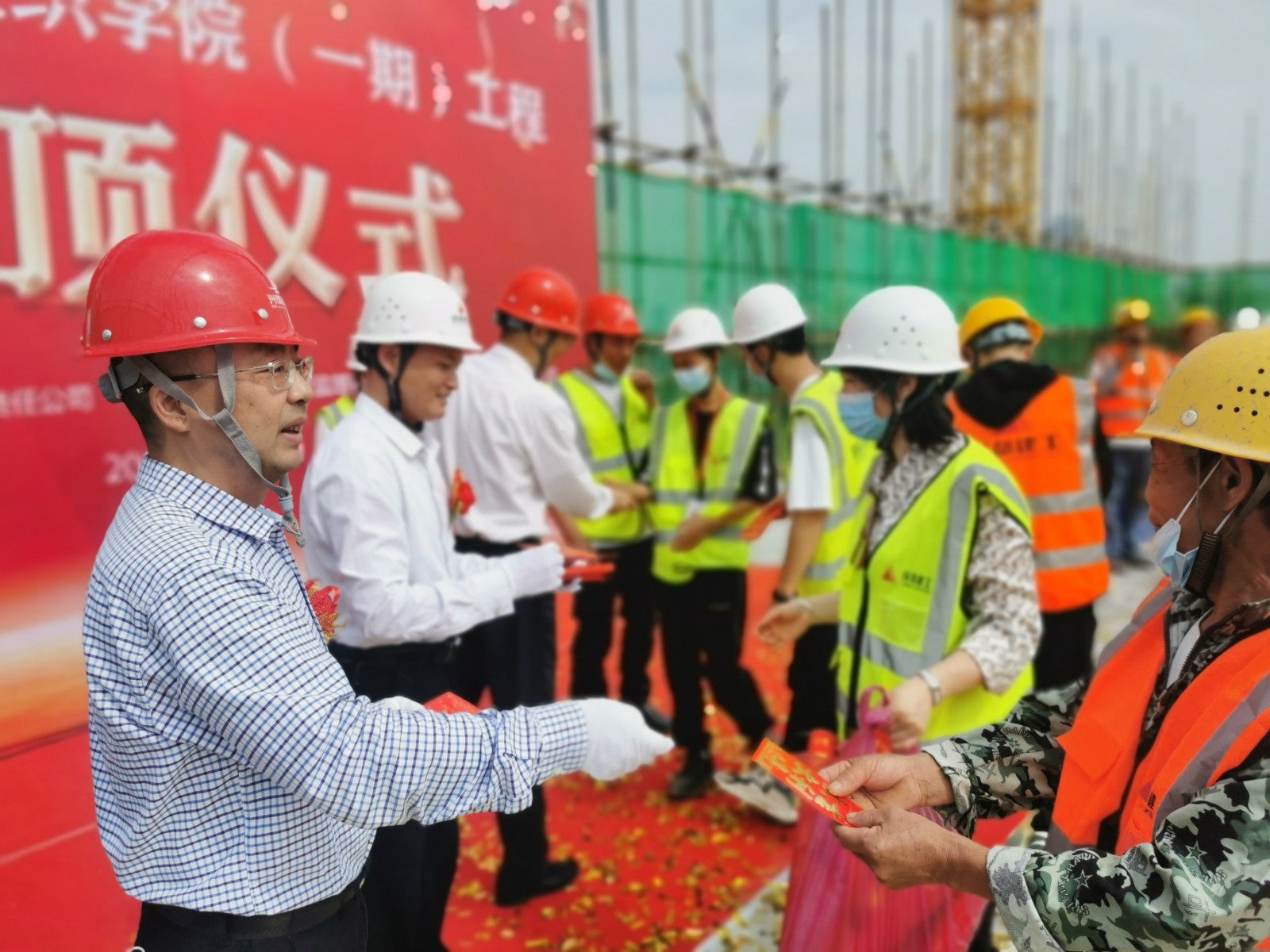 “荣耀封顶· 砥砺奋进” 成都社会组织学院（一期）项目主体结构顺遂封顶 - 新闻动态 - 申博官网