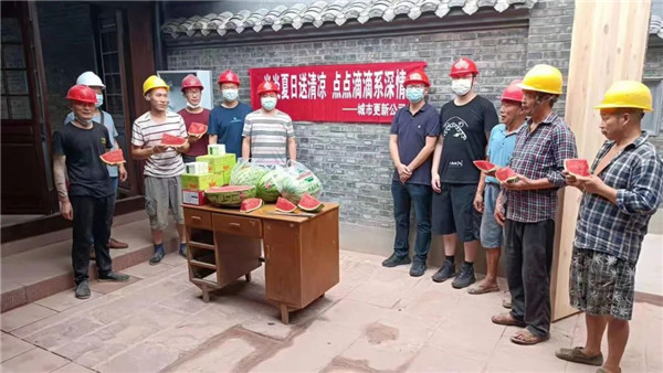 夏送清凉进工地 一口清甜沁人心 - 新闻动态 - 申博官网